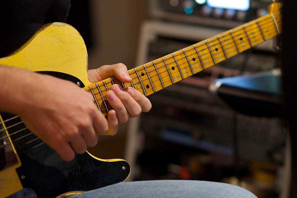 Recording electric guitar in a studio - Jingle and music production